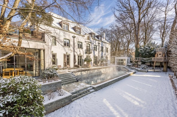 HS 1700 - Haus Pool Winter (1)