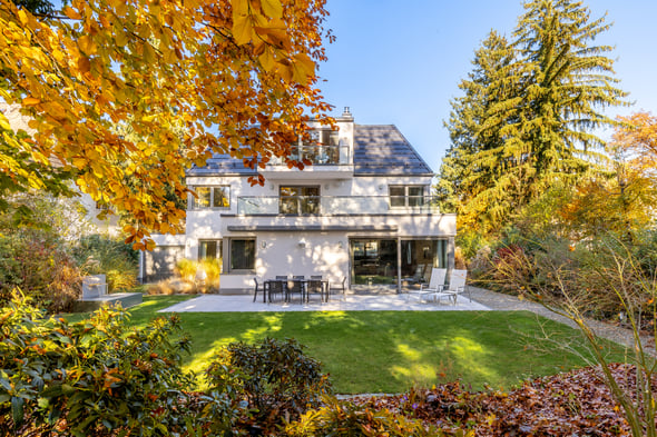 VM 5042 Haus mit Baumen