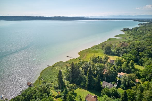 weiter_blick_uber_den_ammersee_bis_zu_den_alpen